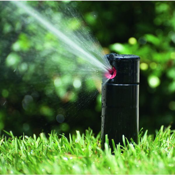 Turbine PGP ADJ Hunter en action dans un jardin